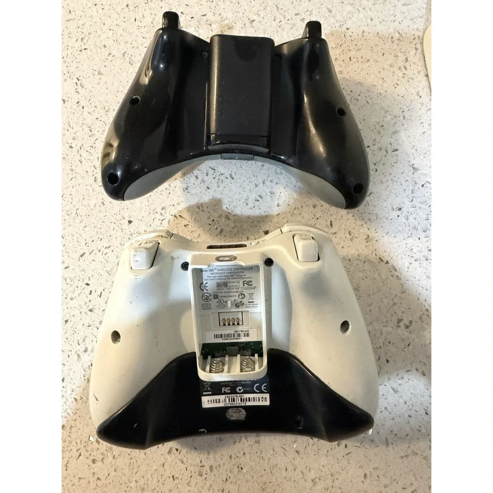 Microsoft Xbox‎ 360 ,2 Controllers ,cables HDMI Cable ,4 Games